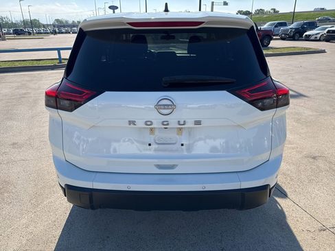 Used 2024 Nissan Rogue S image 9