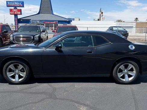 Used 2016 Dodge Challenger SXT RWD image 2