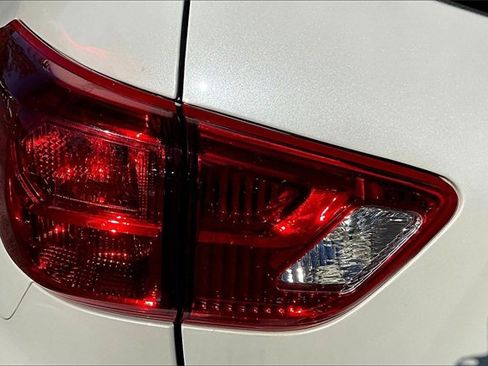 Used 2018 Nissan Pathfinder SL image 31