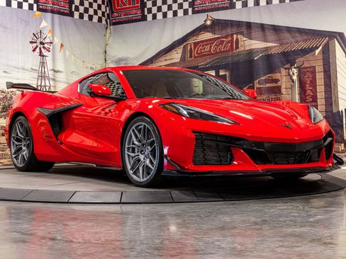 Used 2023 Chevrolet Corvette Z06 w/ Z07 Performance Package image 2