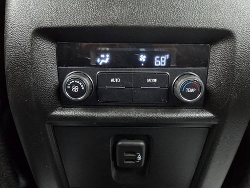 Used 2022 Chevrolet Traverse LT w/ Midnight/Sport Edition image 21