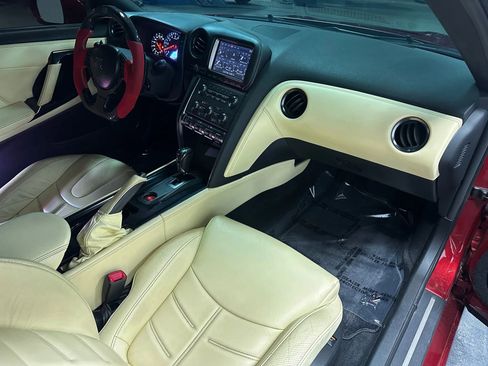Used 2015 Nissan GT-R Premium image 14