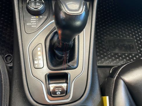 Used 2019 Jeep Cherokee Trailhawk w/ Comfort/Convenience Group AWD/4WD image 22