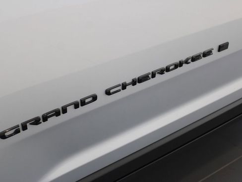 Used 2025 Jeep Grand Cherokee Altitude AWD/4WD image 35