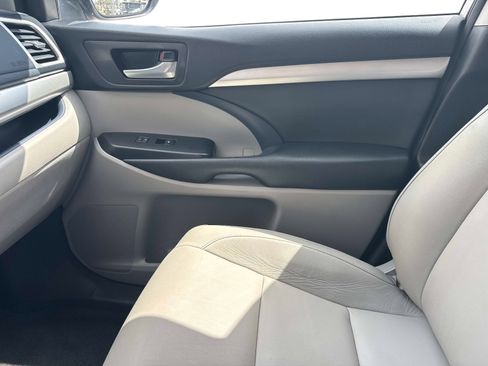 Used 2018 Toyota Highlander XLE image 24