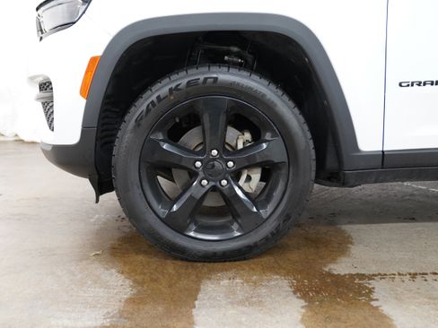 Used 2023 Jeep Grand Cherokee Altitude image 15