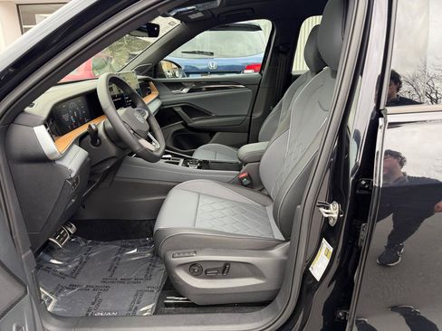 Used 2025 Volkswagen Tiguan SEL R-Line AWD/4WD image 13
