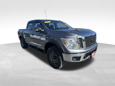 Used 2017 Nissan Titan SV image 23