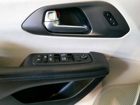 Used 2021 Chrysler Pacifica Touring-L image 20