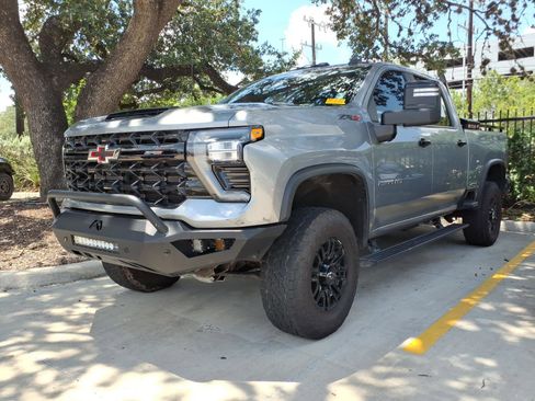 Used 2025 Chevrolet Silverado 2500 ZR2 w/ Technology Package AWD/4WD image 1