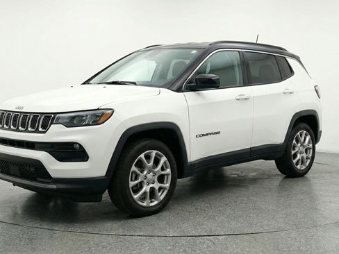 Used 2025 Jeep Compass Limited AWD/4WD image 3