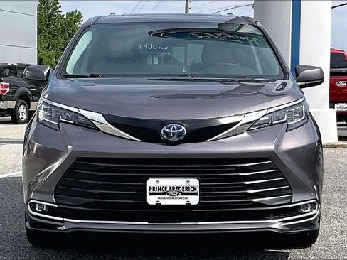 Used 2021 Toyota Sienna XLE FWD image 2