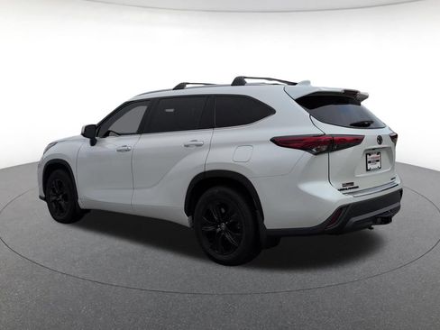 Used 2022 Toyota Highlander XLE AWD/4WD image 4