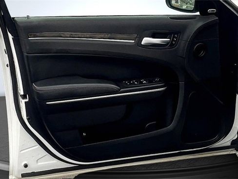 Used 2019 Chrysler 300 Limited image 22