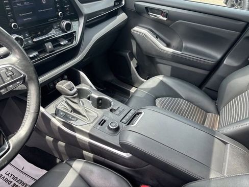 Used 2021 Toyota Highlander XSE AWD/4WD image 17
