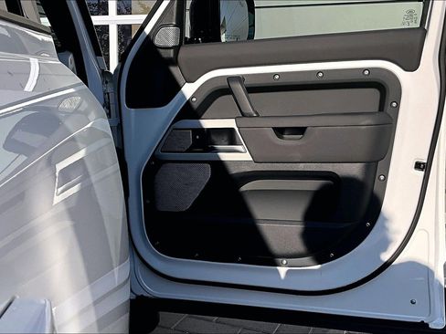 Used 2024 Land Rover Defender 130 S image 24