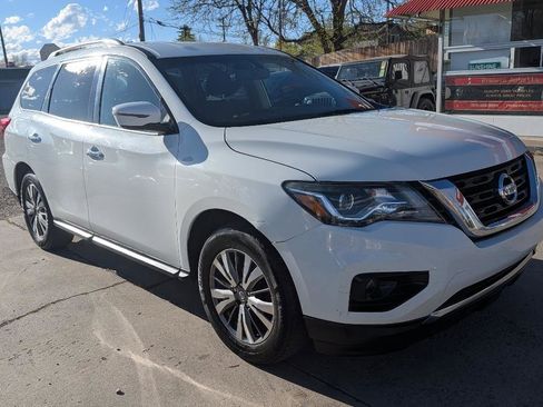 Used 2019 Nissan Pathfinder SV image 3