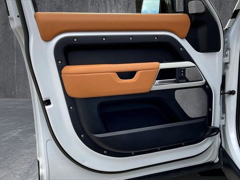 Certified 2023 Land Rover Defender 130 SE image 20