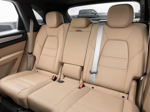 Certified 2022 Porsche Cayenne Platinum Edition image 29