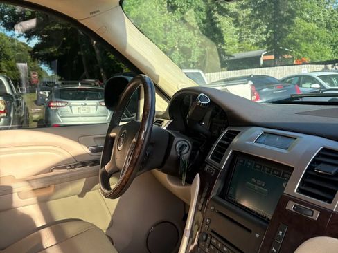 Used 2007 Cadillac Escalade AWD w/ Information Package image 22