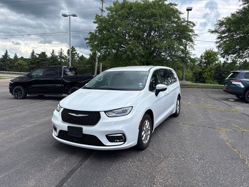 Used 2023 Chrysler Pacifica Touring-L FWD image 2