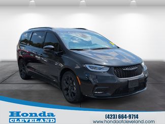 Used 2023 Chrysler Pacifica Touring-L w/ Uconnect Theater Family Group FWD video 1