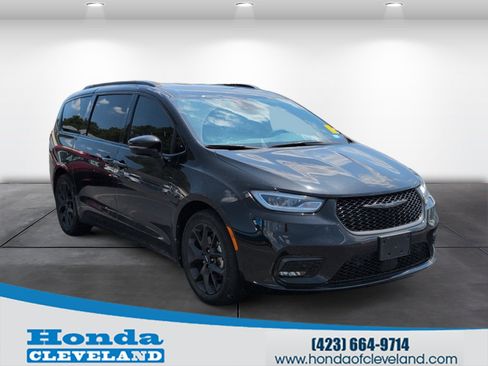 Used 2023 Chrysler Pacifica Touring-L w/ Uconnect Theater Family Group FWD image 1