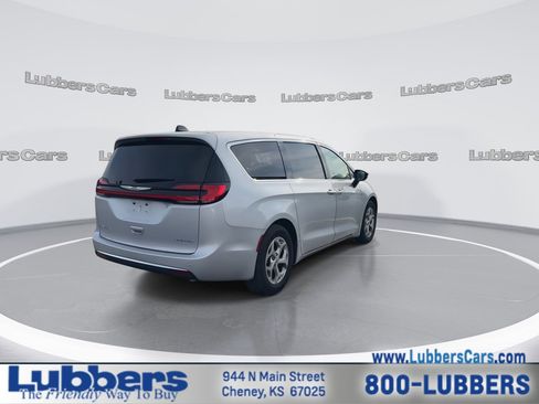Used 2024 Chrysler Pacifica Limited image 8