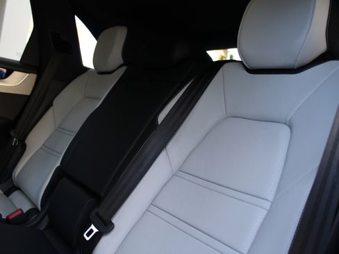 Certified 2025 Porsche Cayenne image 28