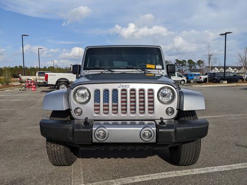 Used 2017 Jeep Wrangler Unlimited Sahara w/ Connectivity Group image 11