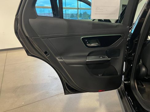Used 2025 Mercedes-Benz GLC 350e 4MATIC image 32