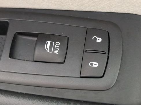 Used 2018 Chrysler Pacifica Limited w/ Tire & Wheel Group FWD image 36
