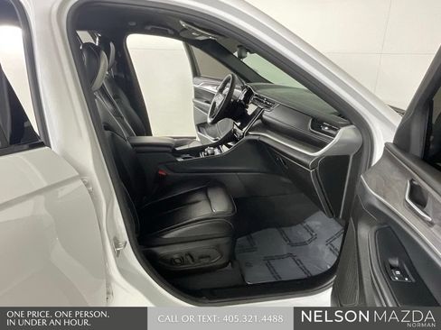 Used 2024 Jeep Grand Cherokee Limited w/ Black Appearance Package AWD/4WD image 14