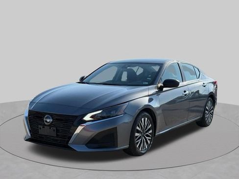 Used 2024 Nissan Altima 2.5 SV FWD image 13