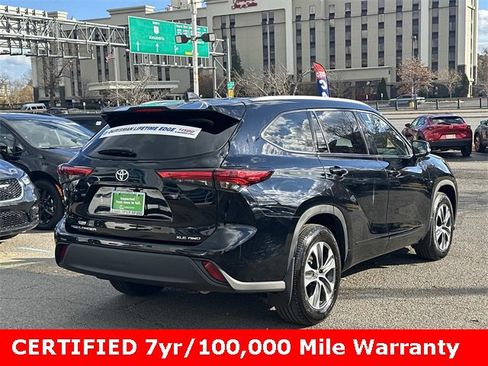 Used 2022 Toyota Highlander XLE image 2