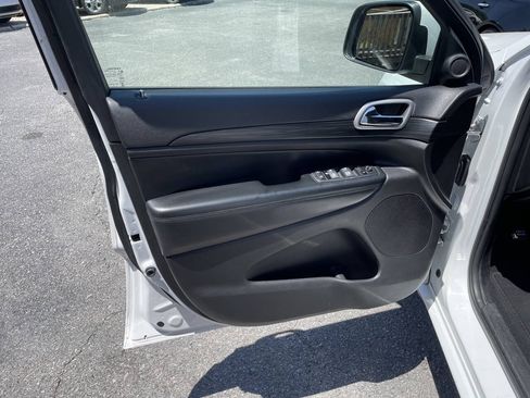 Used 2019 Jeep Grand Cherokee Altitude AWD/4WD image 13