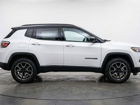 Used 2025 Jeep Compass Trailhawk AWD/4WD image 11