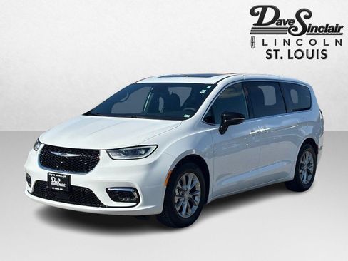 Used 2026 Chrysler Pacifica Limited FWD image 6