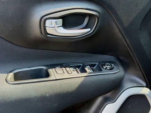 Used 2019 Jeep Renegade Latitude FWD image 23