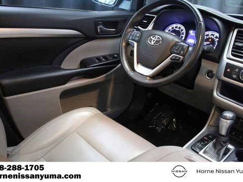Used 2019 Toyota Highlander XLE w/ Carpet Mat Package (TMS) image 10