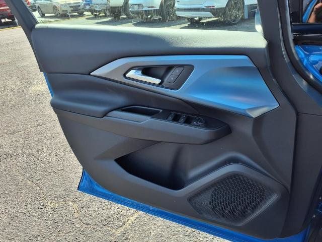 New 2025 Chevrolet Equinox EV LT w/ LPO, Blackout Package FWD image 9