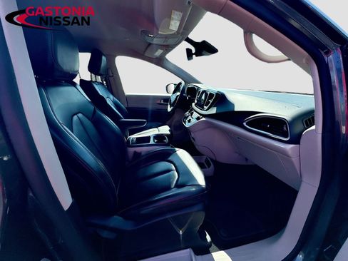 Used 2023 Chrysler Pacifica Touring-L FWD image 38