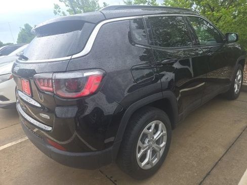 Used 2024 Jeep Compass Latitude AWD/4WD image 3