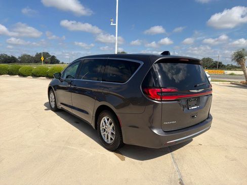 Used 2023 Chrysler Pacifica Touring-L FWD image 11