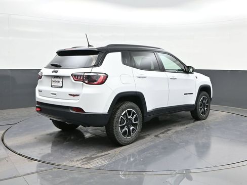 Used 2025 Jeep Compass Trailhawk AWD/4WD image 11