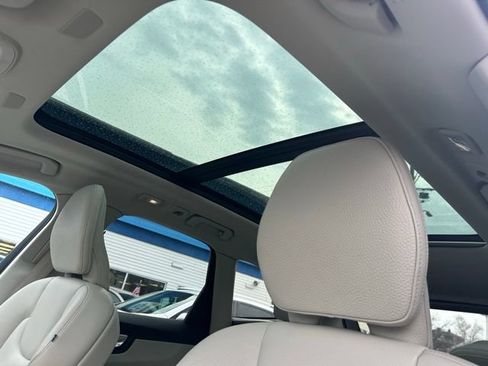 Used 2023 Volvo XC60 B5 Plus AWD/4WD image 16