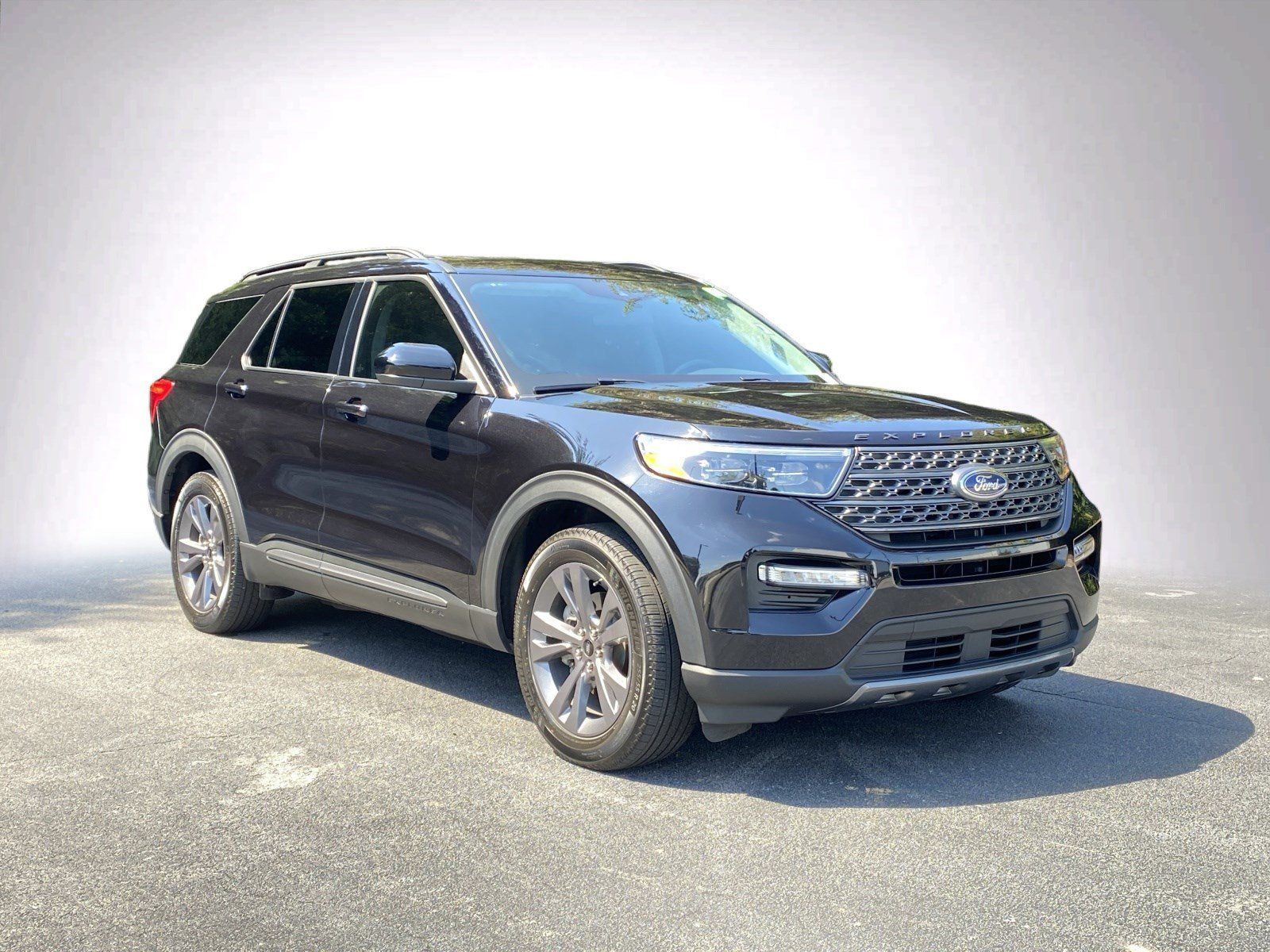 Used 2023 Ford Explorer XLT w/ Equipment Group 202A RWD image 2