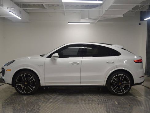 Certified 2023 Porsche Cayenne Platinum Edition image 2