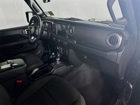 Used 2018 Jeep Wrangler Unlimited Sahara image 31