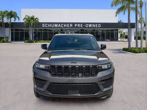 Used 2024 Jeep Grand Cherokee Altitude AWD/4WD image 2